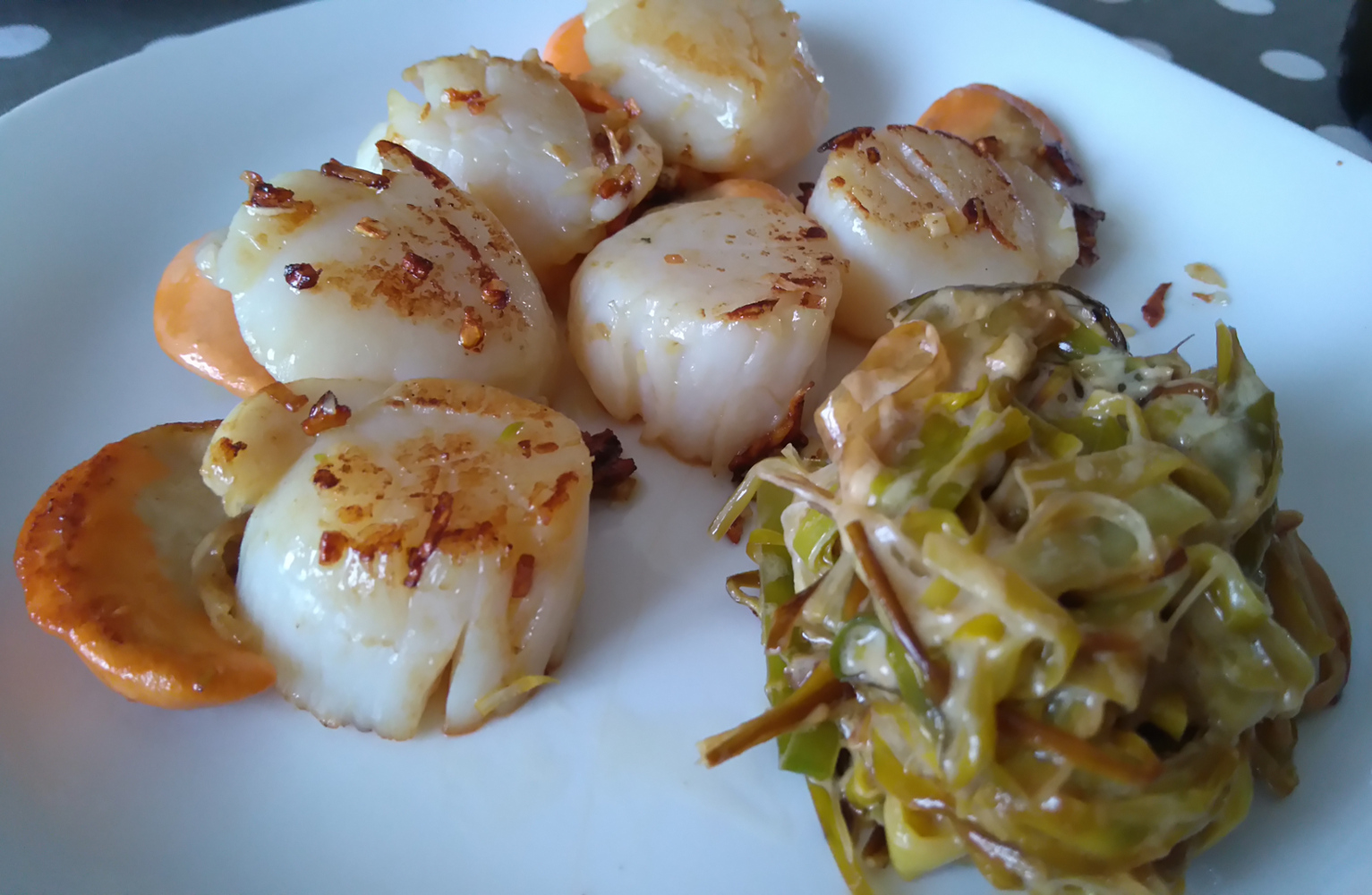 Grilled scallops with leeks fondue Vins Mets Voyages oenogastronomie oenologie backus back'us